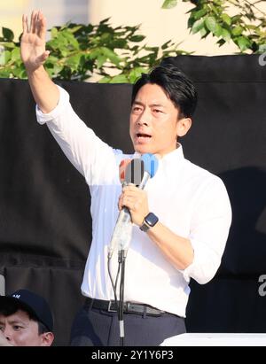 Yokohama, Japan. September 2024. Der ehemalige japanische Umweltminister Shinjiro Koizumi hält am Sonntag, den 8. September 2024, eine Wahlkampfrede zur bevorstehenden Präsidentschaftswahl der regierenden Liberal Democratic Party (LDP) in Yokohama, einem Vorort Tokios. Der neue LDP-Präsident wird am 27. September gewählt, da Premierminister Fumio Kishida nicht zur Wahl kandidieren wird. (Foto: Yoshio Tsunoda/AFLO) Stockfoto