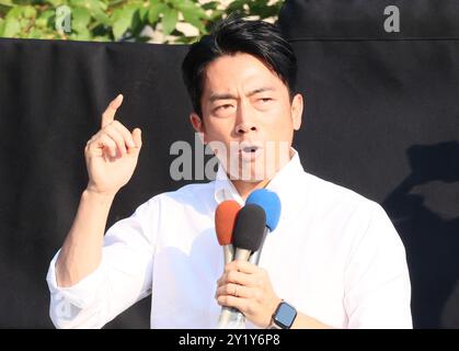 Yokohama, Japan. September 2024. Der ehemalige japanische Umweltminister Shinjiro Koizumi hält am Sonntag, den 8. September 2024, eine Wahlkampfrede zur bevorstehenden Präsidentschaftswahl der regierenden Liberal Democratic Party (LDP) in Yokohama, einem Vorort Tokios. Der neue LDP-Präsident wird am 27. September gewählt, da Premierminister Fumio Kishida nicht zur Wahl kandidieren wird. (Foto: Yoshio Tsunoda/AFLO) Stockfoto