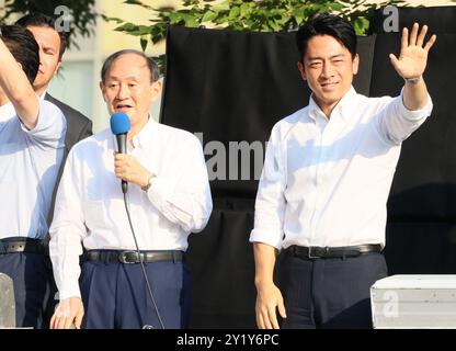 Yokohama, Japan. September 2024. Der ehemalige japanische Premierminister Yoshihide Suga (L) hält am Sonntag, den 8. September 2024, eine unterstützende Rede vor dem ehemaligen Umweltminister Shinjiro Koizumi (R) zur bevorstehenden Präsidentschaftswahl der regierenden Liberal Democratic Party (LDP) in Yokohama, einem Vorort Tokio. Der neue LDP-Präsident wird am 27. September gewählt, da Premierminister Fumio Kishida nicht zur Wahl kandidieren wird. (Foto: Yoshio Tsunoda/AFLO) Stockfoto