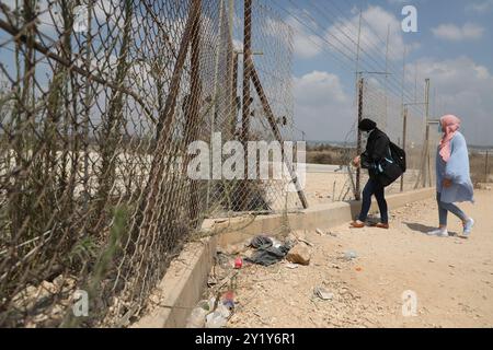 Westjordanland, Palästina. August 2020. Die Palästinenser durchbrachen eine Lücke im israelischen Sicherheitszaun in der Nähe des Westjordanland-Dorfes Far’un im Gouvernement Tulkarem. Die israelische Trennmauer wurde von Israel als Sicherheitsbarriere gerechtfertigt, aber sie wurde nicht nur entlang der Grünen Linie errichtet, die das Westjordanland von Israel trennt, während sie das Westjordanland für 85 % seiner Route durchschneidet. Das bedeutet, dass Israel über die Barriere mehr als 9 % des Westjordanlands annektiert, zahlreiche palästinensische Dörfer und Gemeinden geteilt und 25.000 Palästinenser isoliert hat. Die Barriere wird angenommen Stockfoto