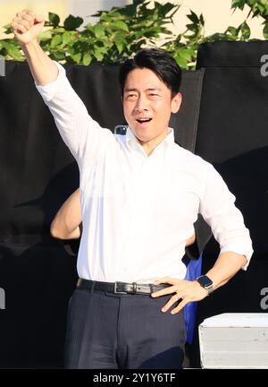 Yokohama, Japan. September 2024. Der ehemalige japanische Umweltminister Shinjiro Koizumi hebt seine Faust, nachdem er am Sonntag, den 8. September 2024, eine Wahlkampfrede für die bevorstehenden Präsidentschaftswahlen der regierenden Liberal Democratic Party (LDP) in Yokohama, Tokio, gehalten hat. Der neue LDP-Präsident wird am 27. September gewählt, da Premierminister Fumio Kishida nicht zur Wahl kandidieren wird. (Foto: Yoshio Tsunoda/AFLO) Stockfoto