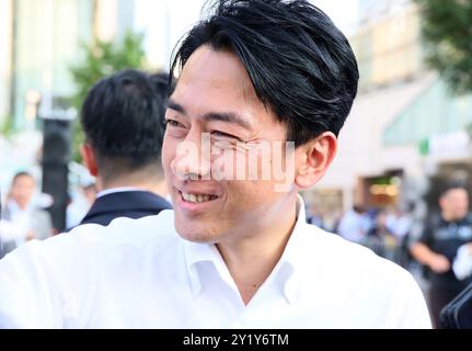 Yokohama, Japan. September 2024. Der ehemalige japanische Umweltminister Shinjiro Koizumi trifft seine Anhänger, nachdem er am Sonntag, den 8. September 2024, eine Wahlkampfrede für die bevorstehenden Präsidentschaftswahlen der regierenden Liberal Democratic Party (LDP) in Yokohama, Tokio, gehalten hatte. Der neue LDP-Präsident wird am 27. September gewählt, da Premierminister Fumio Kishida nicht zur Wahl kandidieren wird. (Foto: Yoshio Tsunoda/AFLO) Stockfoto
