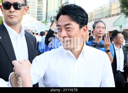 Yokohama, Japan. September 2024. Der ehemalige japanische Umweltminister Shinjiro Koizumi trifft seine Anhänger, nachdem er am Sonntag, den 8. September 2024, eine Wahlkampfrede für die bevorstehenden Präsidentschaftswahlen der regierenden Liberal Democratic Party (LDP) in Yokohama, Tokio, gehalten hatte. Der neue LDP-Präsident wird am 27. September gewählt, da Premierminister Fumio Kishida nicht zur Wahl kandidieren wird. (Foto: Yoshio Tsunoda/AFLO) Stockfoto