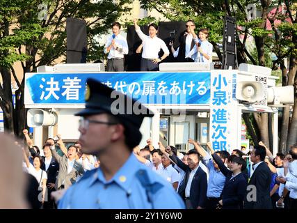Yokohama, Japan. September 2024. Der ehemalige japanische Umweltminister Shinjiro Koizumi (C) hebt seine Faust, nachdem er am Sonntag, den 8. September 2024, eine Wahlkampfrede für die bevorstehenden Präsidentschaftswahlen der regierenden Liberal Democratic Party (LDP) in Yokohama, Tokio, gehalten hat. Der neue LDP-Präsident wird am 27. September gewählt, da Premierminister Fumio Kishida nicht zur Wahl kandidieren wird. (Foto: Yoshio Tsunoda/AFLO) Stockfoto