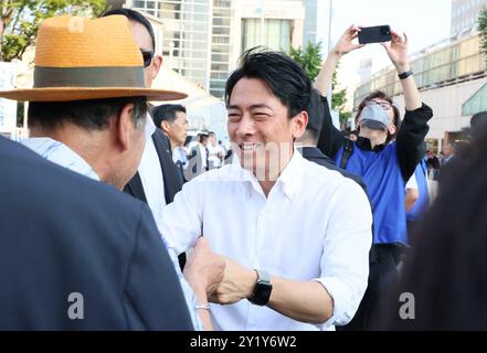 Yokohama, Japan. September 2024. Der ehemalige japanische Umweltminister Shinjiro Koizumi trifft seine Anhänger, nachdem er am Sonntag, den 8. September 2024, eine Wahlkampfrede für die bevorstehenden Präsidentschaftswahlen der regierenden Liberal Democratic Party (LDP) in Yokohama, Tokio, gehalten hatte. Der neue LDP-Präsident wird am 27. September gewählt, da Premierminister Fumio Kishida nicht zur Wahl kandidieren wird. (Foto: Yoshio Tsunoda/AFLO) Stockfoto