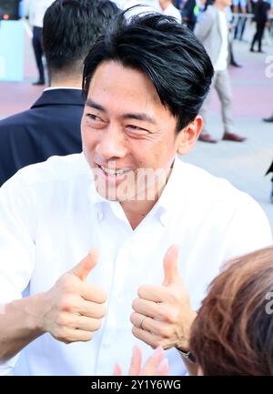 Yokohama, Japan. September 2024. Der ehemalige japanische Umweltminister Shinjiro Koizumi trifft seine Anhänger, nachdem er am Sonntag, den 8. September 2024, eine Wahlkampfrede für die bevorstehenden Präsidentschaftswahlen der regierenden Liberal Democratic Party (LDP) in Yokohama, Tokio, gehalten hatte. Der neue LDP-Präsident wird am 27. September gewählt, da Premierminister Fumio Kishida nicht zur Wahl kandidieren wird. (Foto: Yoshio Tsunoda/AFLO) Stockfoto