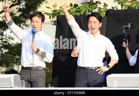 Yokohama, Japan. September 2024. Der ehemalige japanische Umweltminister Shinjiro Koizumi (R) hebt seine Faust, nachdem er am Sonntag, den 8. September 2024, eine Wahlkampfrede für die bevorstehenden Präsidentschaftswahlen der regierenden Liberal Democratic Party (LDP) in Yokohama, Tokio, gehalten hat. Der neue LDP-Präsident wird am 27. September gewählt, da Premierminister Fumio Kishida nicht zur Wahl kandidieren wird. (Foto: Yoshio Tsunoda/AFLO) Stockfoto