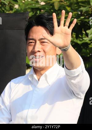 Yokohama, Japan. September 2024. Der ehemalige japanische Umweltminister Shinjiro Koizumi reagiert auf seine Unterstützer, als er am Sonntag, den 8. September 2024 eine Kampagne für die bevorstehenden Präsidentschaftswahlen der regierenden Liberal Democratic Party (LDP) in Yokohama, Tokio, eintraf. Der neue LDP-Präsident wird am 27. September gewählt, da Premierminister Fumio Kishida nicht zur Wahl kandidieren wird. (Foto: Yoshio Tsunoda/AFLO) Stockfoto