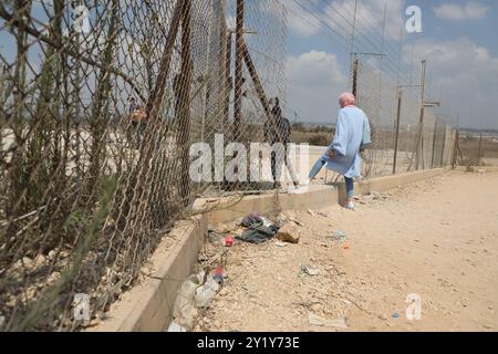 Westjordanland, Palästina. August 2020. Die Palästinenser durchbrachen eine Lücke im israelischen Sicherheitszaun in der Nähe des Westjordanland-Dorfes Far’un im Gouvernement Tulkarem. Die israelische Trennmauer wurde von Israel als Sicherheitsbarriere gerechtfertigt, aber sie wurde nicht nur entlang der Grünen Linie errichtet, die das Westjordanland von Israel trennt, während sie das Westjordanland für 85 % seiner Route durchschneidet. Das bedeutet, dass Israel über die Barriere mehr als 9 % des Westjordanlands annektiert, zahlreiche palästinensische Dörfer und Gemeinden geteilt und 25.000 Palästinenser isoliert hat. Die Barriere wird angenommen Stockfoto