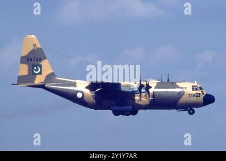 Ein Transportflugzeug Lockheed C-130 Hercules der Pakistan Air Force landet am Flughafen Köln/Bonn. NRW Deutschland *** Ein Lockheed C 130 Hercules Transportflugzeug der Pakistan Air Force landet am Flughafen Köln Bonn NRW Deutschland Stockfoto