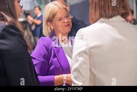 20240907 OeVP Wahlkampfauftakt zur NR-Wahl 2024 WIEN, OESTERREICH - 07. SEPTEMBER:OeVP Bundesministerin für Landesverteidigung Klaudia Tanner waehrend des OeVP Wahlkampfauftakts zur Nationalratswahl 2024 Uhr 29. September 2024 in der Steffl Arena am 07. September 2024 in Wien, Oesterreich. 240907 SEPA 17 066 Copyright: XIsabellexOuvrardx SEPAxMedia Stockfoto