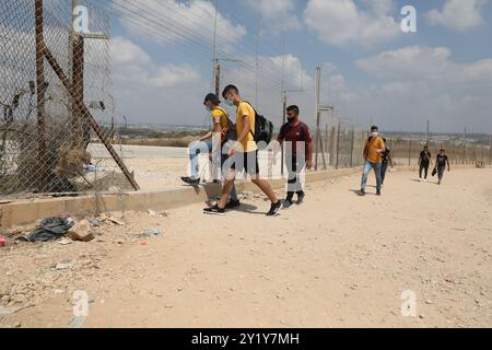 Westjordanland, Palästina. August 2020. Die Palästinenser durchbrachen eine Lücke im israelischen Sicherheitszaun in der Nähe des Westjordanland-Dorfes Far’un im Gouvernement Tulkarem. Die israelische Trennmauer wurde von Israel als Sicherheitsbarriere gerechtfertigt, aber sie wurde nicht nur entlang der Grünen Linie errichtet, die das Westjordanland von Israel trennt, während sie das Westjordanland für 85 % seiner Route durchschneidet. Das bedeutet, dass Israel über die Barriere mehr als 9 % des Westjordanlands annektiert, zahlreiche palästinensische Dörfer und Gemeinden geteilt und 25.000 Palästinenser isoliert hat. Die Barriere wird angenommen Stockfoto