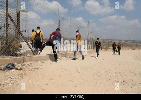 Westjordanland, Palästina. August 2020. Die Palästinenser durchbrachen eine Lücke im israelischen Sicherheitszaun in der Nähe des Westjordanland-Dorfes Far’un im Gouvernement Tulkarem. Die israelische Trennmauer wurde von Israel als Sicherheitsbarriere gerechtfertigt, aber sie wurde nicht nur entlang der Grünen Linie errichtet, die das Westjordanland von Israel trennt, während sie das Westjordanland für 85 % seiner Route durchschneidet. Das bedeutet, dass Israel über die Barriere mehr als 9 % des Westjordanlands annektiert, zahlreiche palästinensische Dörfer und Gemeinden geteilt und 25.000 Palästinenser isoliert hat. Die Barriere wird angenommen Stockfoto