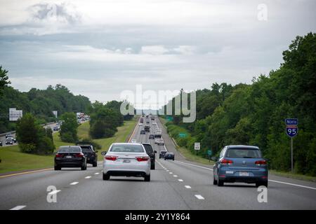 Straßenschilder an einem interstate Highway für Wegbeschreibungen und Pfeile nach Boston, New Haven und Springfield. Stockfoto