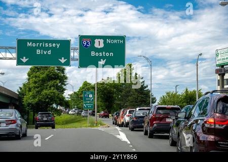 Fahren Sie auf dem interstate Highway 90 in Richtung Süden durch die Innenstadt von Providence. Bostoner Straßen und Schilder Stockfoto