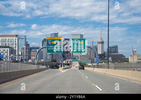 Fahren Sie auf dem interstate Highway 90 in Richtung Süden durch die Innenstadt von Providence. Bostoner Straßen und Schilder Stockfoto