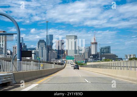 Fahren Sie auf dem interstate Highway 90 in Richtung Süden durch die Innenstadt von Providence. Bostoner Straßen und Schilder Stockfoto