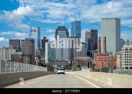 Fahren Sie auf dem interstate Highway 90 in Richtung Süden durch die Innenstadt von Providence. Bostoner Straßen und Schilder Stockfoto