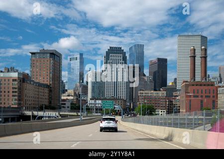 Fahren Sie auf dem interstate Highway 90 in Richtung Süden durch die Innenstadt von Providence. Bostoner Straßen und Schilder Stockfoto