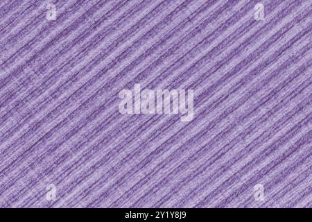 Ridge Textur Hintergrund aus Velours Cordleinen Lila Tuch. Großer gerippter, diagonaler, grober gewebter Samtstoff, gestreifter Stoff mit Polsterstruktur, Möbel Stockfoto