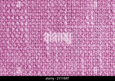 Textur von rosa Jacquard-Gewebe aus rauem Gewebe, Stoffstrukturhintergrund, Nahaufnahme, Makro. Material für Heimtextilien, Polster und Vorhangdekor, Stockfoto