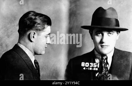 Fahndung des jüdisch-amerikanischen Gangsters Benjamin 'Bugsy' Siegel, 12. April 1928. New York Police Department. Bugsy war eine treibende Kraft bei der Entwicklung des Las Vegas Strip. Bugsy Siegel war einflussreich in der jüdischen Mafia, zusammen mit seinem Jugendfreund und Gangster Meyer Lansky. Stockfoto