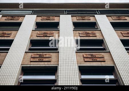 Bratislava, Slowakei - 7. August 2024: Die Fassade eines sowjetischen Gebäudes im Zentrum von Bratislava Stockfoto