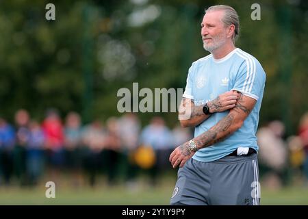 Stockton on Tees, Großbritannien. September 2024. Macclesfield Town Manager Robbie Savage während des Premier League-Spiels zwischen Stockton Town und Macclesfield Town in der Bishopton Road West, Stockton on Tees am Samstag, den 7. September 2024. (Foto: Harry Cook | MI News) Credit: MI News & Sport /Alamy Live News Stockfoto