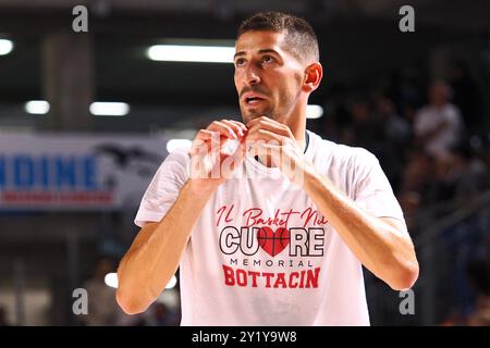 Diego Flaccadori (EA7 Emporio Armani Olimpia Milano) während der EA7 Emporio Armani Olimpia Milano vs Hapoel Jerusalem, Basketball Test Match in Vigevano, Italien, 08. September 2024 Stockfoto