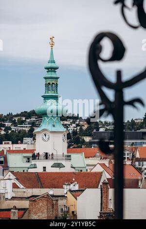 Blick auf das Zentrum von Bratislava durch den schmiedeeisernen Zaun im Vordergrund, unscharf Stockfoto