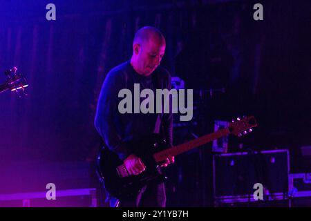 MOGWAI, KONZERT, GREEN MAN FESTIVAL 2012: Stuart Braithwaite von der schottischen Band MOGWAI Headline live on the Mountain Stage beim Green man Festival 2012 im Glanusk Park, Brecon, Wales, August 2012. Foto: Rob Watkins. INFO: Mogwai ist eine schottische Post-Rock-Band, die für ihre ausgedehnten, instrumentalen Soundscapes bekannt ist. Ihre Musik verbindet ruhige, atmosphärische Momente mit intensiven, gitarrengetriebenen Crescendos und schafft ein emotionales, filmisches Erlebnis, das oft Themen wie Melancholie, Euphorie und Spannung erforscht, ohne sich auf Texte zu verlassen. Stockfoto