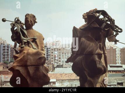 ANGELES ANUNCIADORES - REMATES ESCULTORICOS DE LA SAGRADA FAMILIA - SIGLO XX. AUTOR: ANTONI GAUDI (1852-1926). Lage: SAGRADA FAMILIA. Barcelona. SPANIEN. Stockfoto