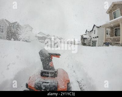 Der Winter bietet eine schneebedeckte Nachbarschaftsszene Stockfoto