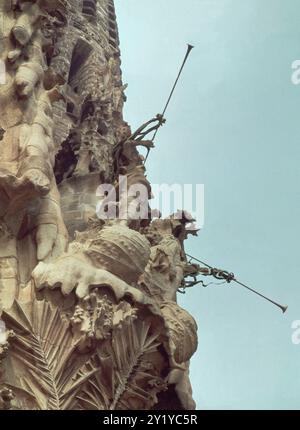 ANGELES ANUNCIADORES - DETALLE DE LAS ESCULTURAS DE LA SAGRADA FAMILIA - SIGLO XX. AUTOR: ANTONI GAUDI (1852-1926). Lage: SAGRADA FAMILIA. Barcelona. SPANIEN. Stockfoto