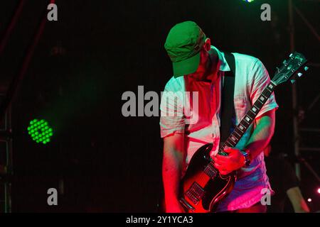 MOGWAI, KONZERT, GREEN MAN FESTIVAL 2012: John Cummings von der schottischen Band MOGWAI Headline live on the Mountain Stage beim Green man Festival 2012 im Glanusk Park, Brecon, Wales, August 2012. Foto: Rob Watkins. INFO: Mogwai ist eine schottische Post-Rock-Band, die für ihre ausgedehnten, instrumentalen Soundscapes bekannt ist. Ihre Musik verbindet ruhige, atmosphärische Momente mit intensiven, gitarrengetriebenen Crescendos und schafft ein emotionales, filmisches Erlebnis, das oft Themen wie Melancholie, Euphorie und Spannung erforscht, ohne sich auf Texte zu verlassen. Stockfoto