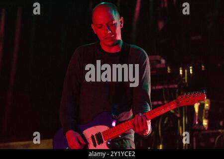 MOGWAI, KONZERT, GREEN MAN FESTIVAL 2012: Stuart Braithwaite von der schottischen Band MOGWAI Headline live on the Mountain Stage beim Green man Festival 2012 im Glanusk Park, Brecon, Wales, August 2012. Foto: Rob Watkins. INFO: Mogwai ist eine schottische Post-Rock-Band, die für ihre ausgedehnten, instrumentalen Soundscapes bekannt ist. Ihre Musik verbindet ruhige, atmosphärische Momente mit intensiven, gitarrengetriebenen Crescendos und schafft ein emotionales, filmisches Erlebnis, das oft Themen wie Melancholie, Euphorie und Spannung erforscht, ohne sich auf Texte zu verlassen. Stockfoto