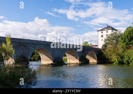 Blick auf die Alte Lahntalbrücke vom Ufer der Lahn. Stockfoto