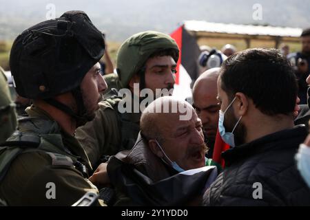 Tubas, Palästina. 24. November 2020. Israelische Truppen treffen auf palästinensische Demonstranten am Tayasir-Kontrollpunkt im nördlichen Jordantal nahe der Westjordanstadt Tubas. Die Palästinenser protestierten gegen die 30 israelischen Siedlungen im Jordantal und den kontinuierlichen Bau illegaler israelischer Außenposten in der Region auf Kosten palästinensischer Landgüter. Sie waren auch gegen den israelischen Plan der Annexion des Jordantals. Das Jordantal umfasst etwa ein Drittel des Westjordanlands, das seit dem arabisch-israelischen Krieg 1967 von Israel besetzt ist, obwohl die USA sie verurteilen Stockfoto