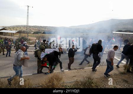 Tubas, Palästina. 24. November 2020. Israelische Truppen treffen auf palästinensische Demonstranten am Tayasir-Kontrollpunkt im nördlichen Jordantal nahe der Westjordanstadt Tubas. Die Palästinenser protestierten gegen die 30 israelischen Siedlungen im Jordantal und den kontinuierlichen Bau illegaler israelischer Außenposten in der Region auf Kosten palästinensischer Landgüter. Sie waren auch gegen den israelischen Plan der Annexion des Jordantals. Das Jordantal umfasst etwa ein Drittel des Westjordanlands, das seit dem arabisch-israelischen Krieg 1967 von Israel besetzt ist, obwohl die USA sie verurteilen Stockfoto