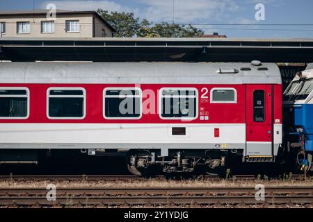 Bratislava, Slowakei - 7. August 2024: Nahaufnahme eines slowakischen Zuges am Hauptbahnhof von Bratislava Stockfoto