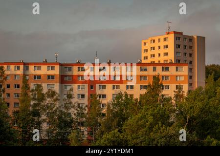 Häuser und Gebäude in der Nähe des Krankenhauses im Sommer heißen Morgen in Liberec 08 31 2024 Stockfoto