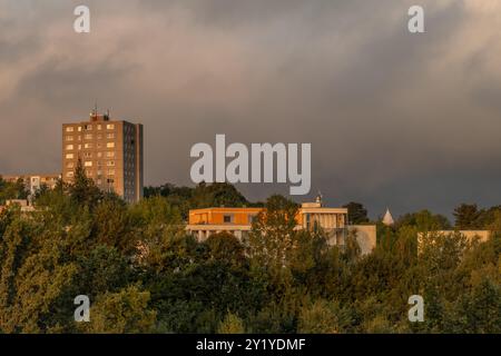 Häuser und Gebäude in der Nähe des Krankenhauses im Sommer heißen Morgen in Liberec 08 31 2024 Stockfoto