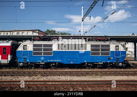 Bratislava, Slowakei - 7. August 2024: Nahaufnahme eines slowakischen Zuges am Hauptbahnhof von Bratislava Stockfoto