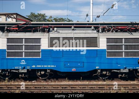 Bratislava, Slowakei - 7. August 2024: Nahaufnahme eines slowakischen Zuges am Hauptbahnhof von Bratislava Stockfoto