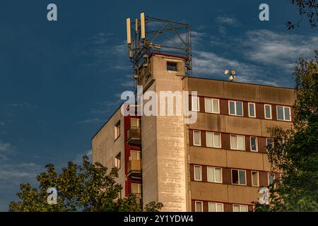 Häuser und Gebäude im Krankenhaus im Sommer heißer Morgen in Liberec 08 31 2024 Stockfoto