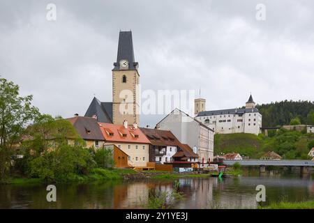 Tschechische Republik, Rožmberk nad Vltavou - 07. Mai 2024: Burg Rožmberk, Nikolaikirche und Moldau. Stockfoto