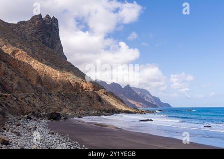 Die nördliche Küste Teneriffas von der Playa del Roque de las Bodegas gesehen. Stockfoto