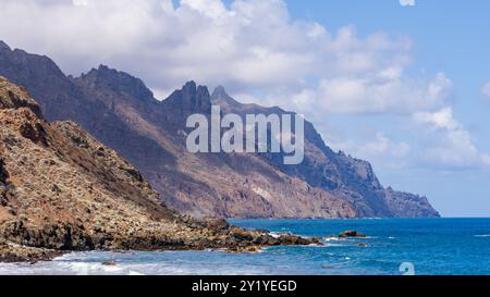 Die nördliche Küste Teneriffas von der Playa del Roque de las Bodegas gesehen. Stockfoto