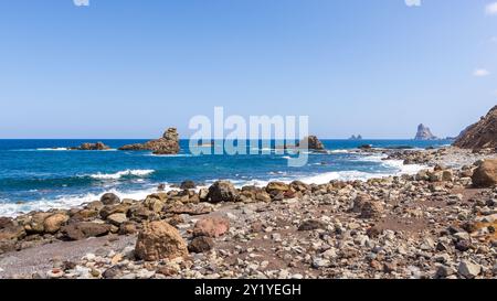 Die nördliche Küste Teneriffas von der Playa del Roque de las Bodegas gesehen. Stockfoto