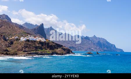 Die nördliche Küste Teneriffas von der Playa del Roque de las Bodegas gesehen. Stockfoto